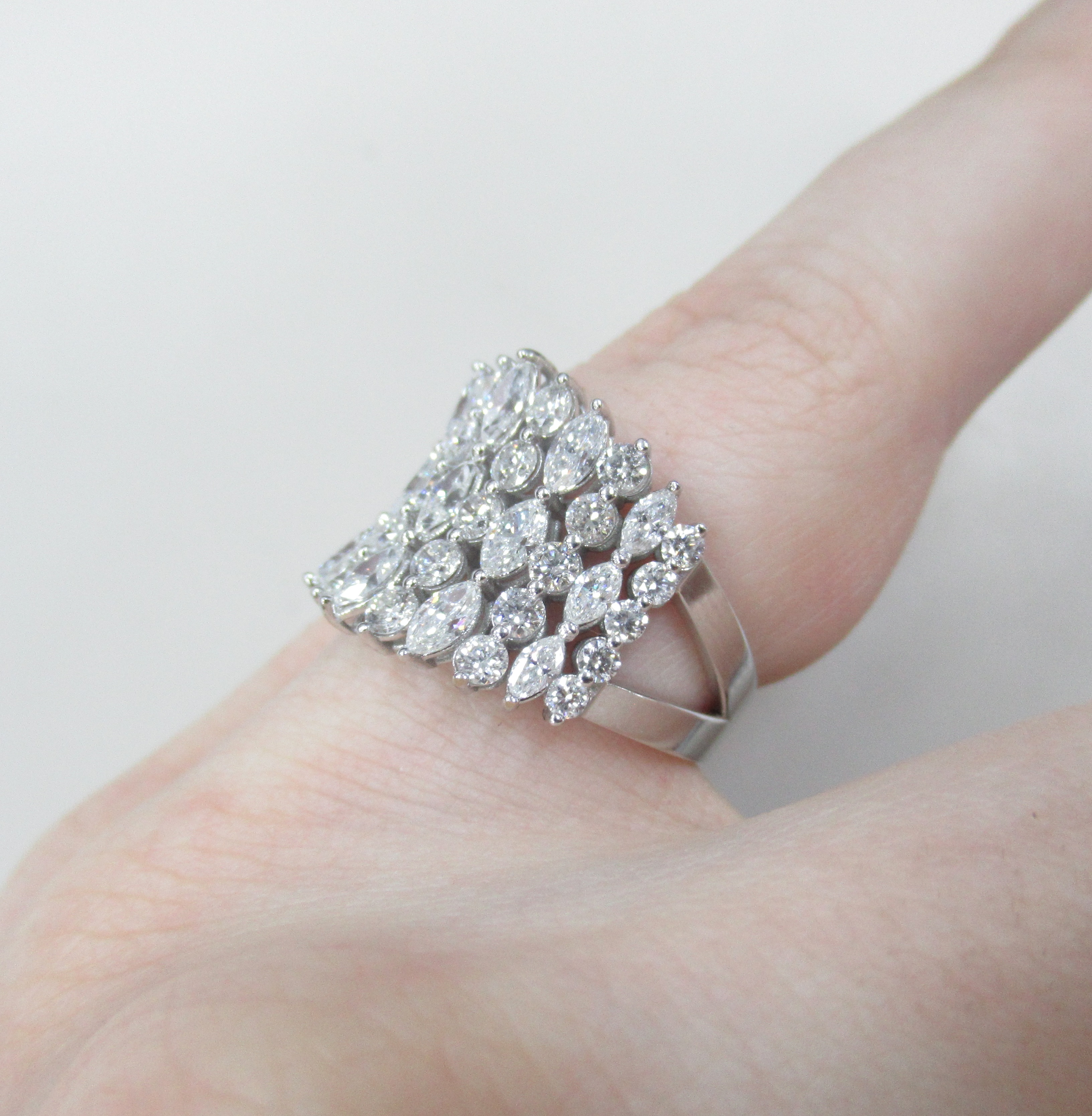 Кольцо из белого золота с бриллиантами